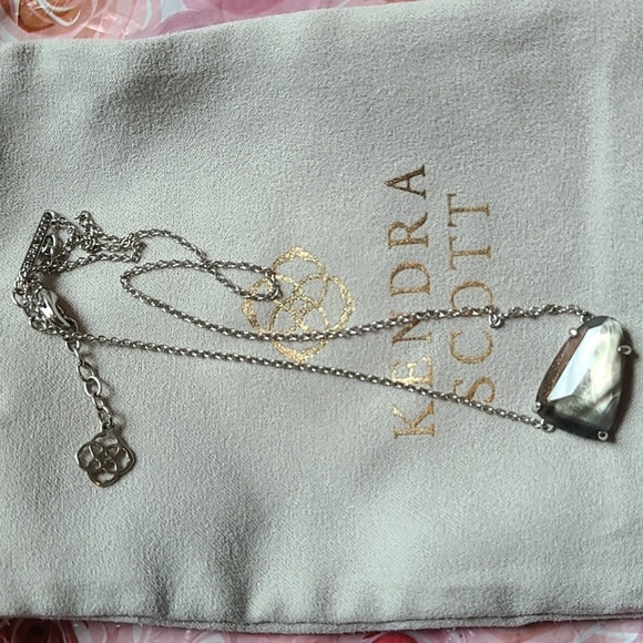 Kendra scott isla pendant necklace in black mother of pearl - Picture 4 of 15